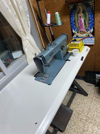 Máquina de coser Alfa antigua