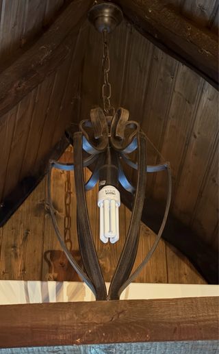 Lámpara de techo de hierro forjado estilo medieval