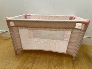 Cuna de tela y metal rosa