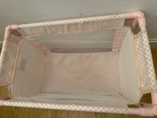 Cuna de tela y metal rosa