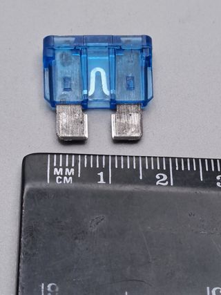 YQF000090 Fusible azul Range Rover L322