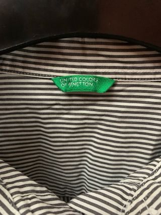 Camisa Benetton a rayas negras y blancas