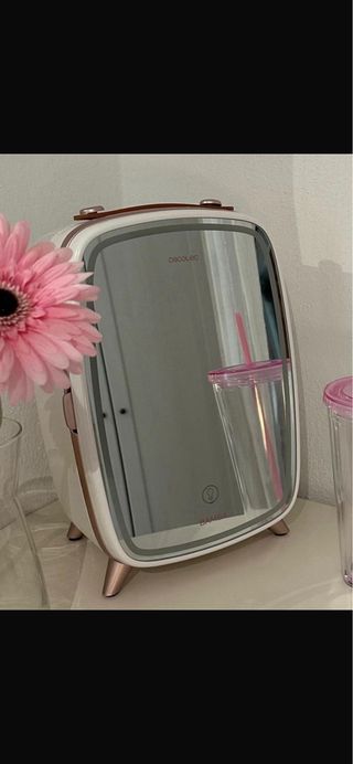 Nevera cosméticos Cecotec rosa y blanco