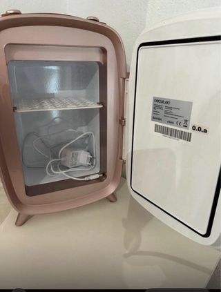 Nevera cosméticos Cecotec rosa y blanco