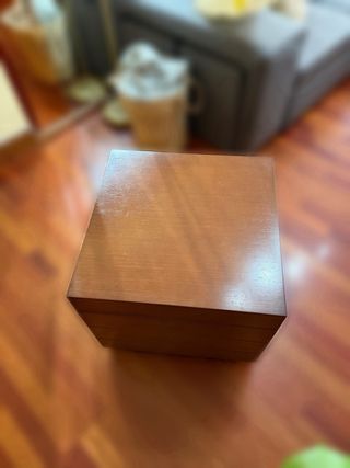 Mesita auxiliar de madera con almacenaje