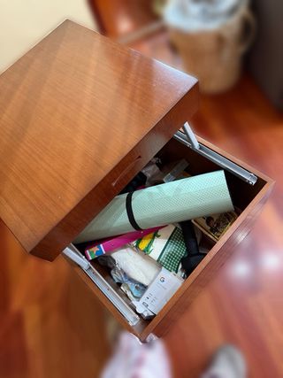 Mesita auxiliar de madera con almacenaje