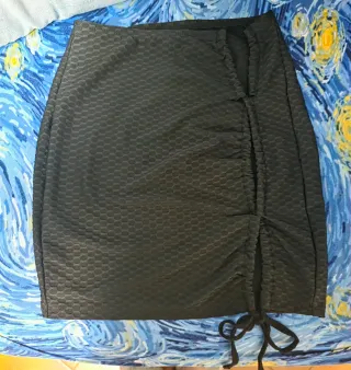 Mini falda negra con diseño