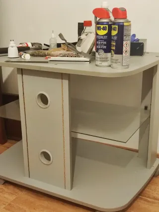 Mesa auxiliar alta con ruedas