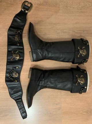 Botas y Cinturón Piratas Mujer Negras con Calavera