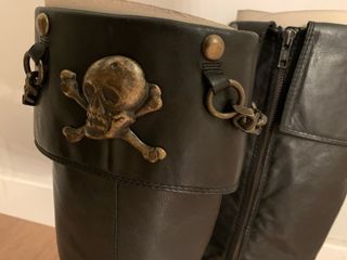 Botas y Cinturón Piratas Mujer Negras con Calavera