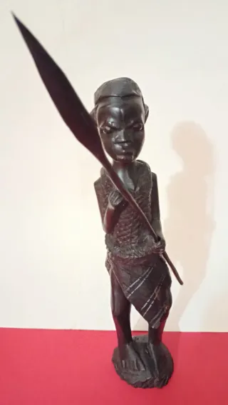 Figuras de madera tallada