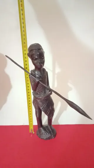 Figuras de madera tallada