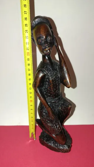 Figuras de madera tallada