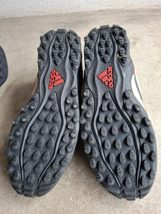 Botas de fútbol Adidas y espinilleras