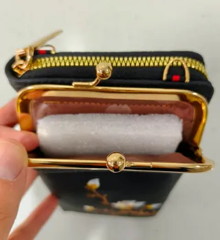 Bolso monedero negro con flor bordada