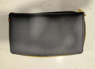 Bolso monedero negro con flor bordada