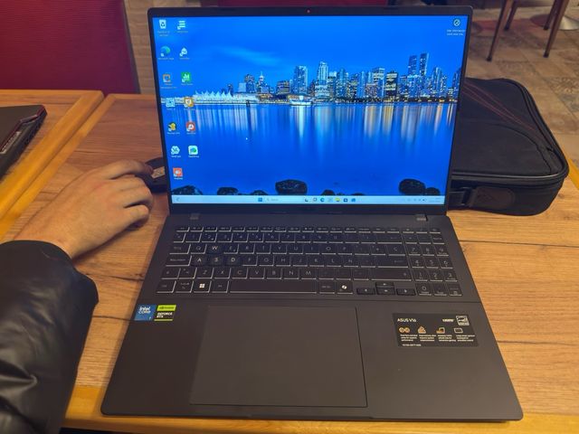 Ordenador portátil Asus V16 Negro