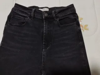 Pantalón vaquero flare negro.