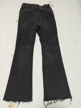 Pantalón vaquero flare negro.