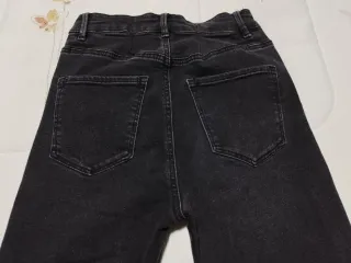 Pantalón vaquero flare negro.