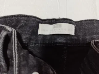 Pantalón vaquero flare negro.