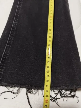 Pantalón vaquero flare negro.