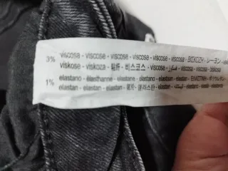 Pantalón vaquero flare negro.