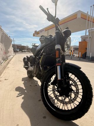 Moto Husqvarna Svartpilen 125 CC