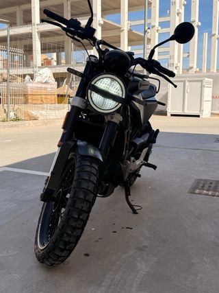 Moto Husqvarna Svartpilen 125 CC