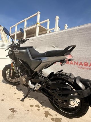 Moto Husqvarna Svartpilen 125 CC