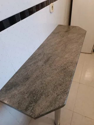 Mesa de cocina moderna gris y plateada