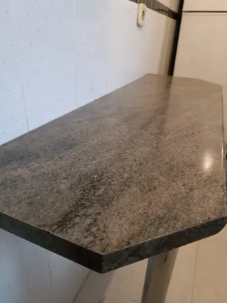 Mesa de cocina moderna gris y plateada