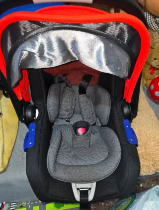 Maxicosi y capazo marca Jane Muum gris y rojo