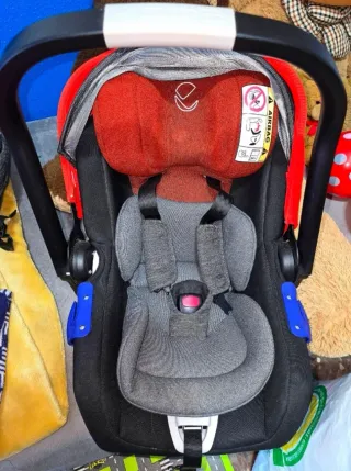 Maxicosi y capazo marca Jane Muum gris y rojo
