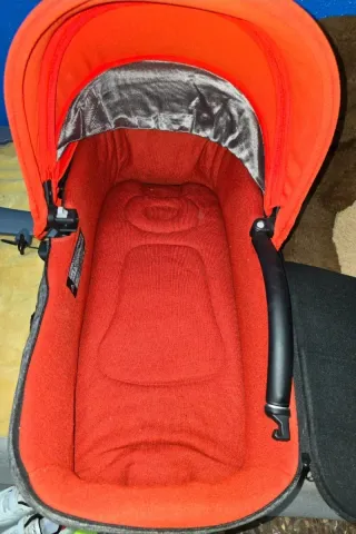 Maxicosi y capazo marca Jane Muum gris y rojo