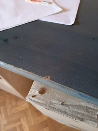 Escritorio de madera con cajones