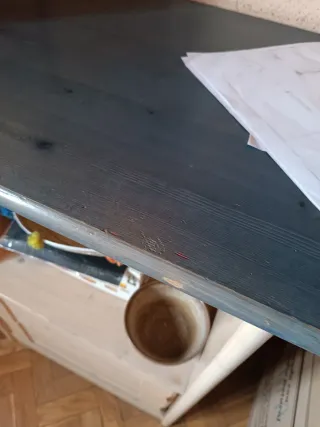 Escritorio de madera con cajones