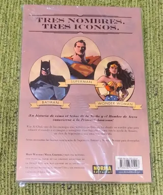 SUPERMAN - BATMAN - WONDER WOMAN: TRINITY