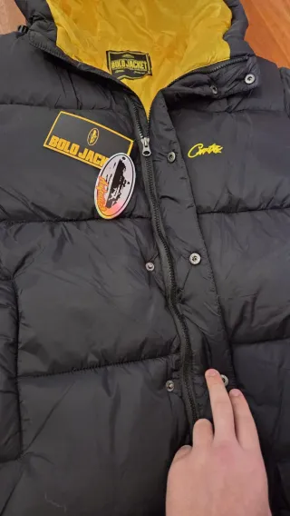 Chaqueta Corteiz Negra y Amarilla