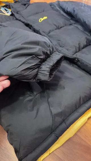 Chaqueta Corteiz Negra y Amarilla