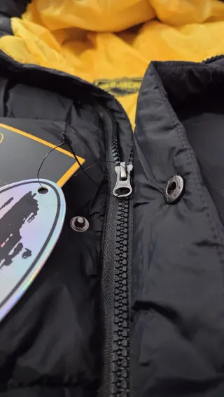 Chaqueta Corteiz Negra y Amarilla