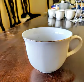Tazas de café de porcelana con borde dorado