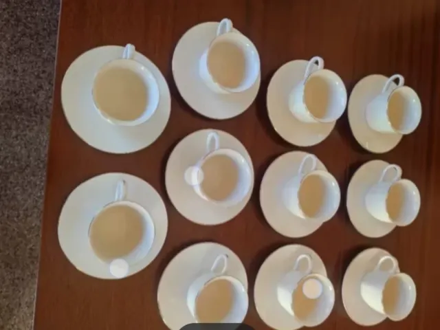 Tazas de café de porcelana con borde dorado.