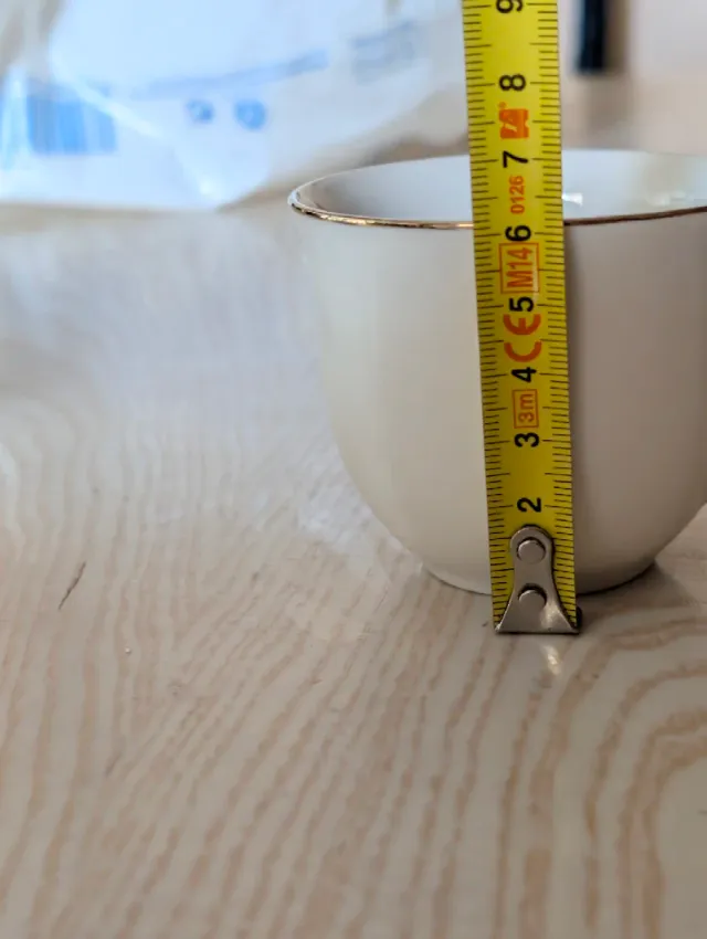 Tazas de café de porcelana con borde dorado.