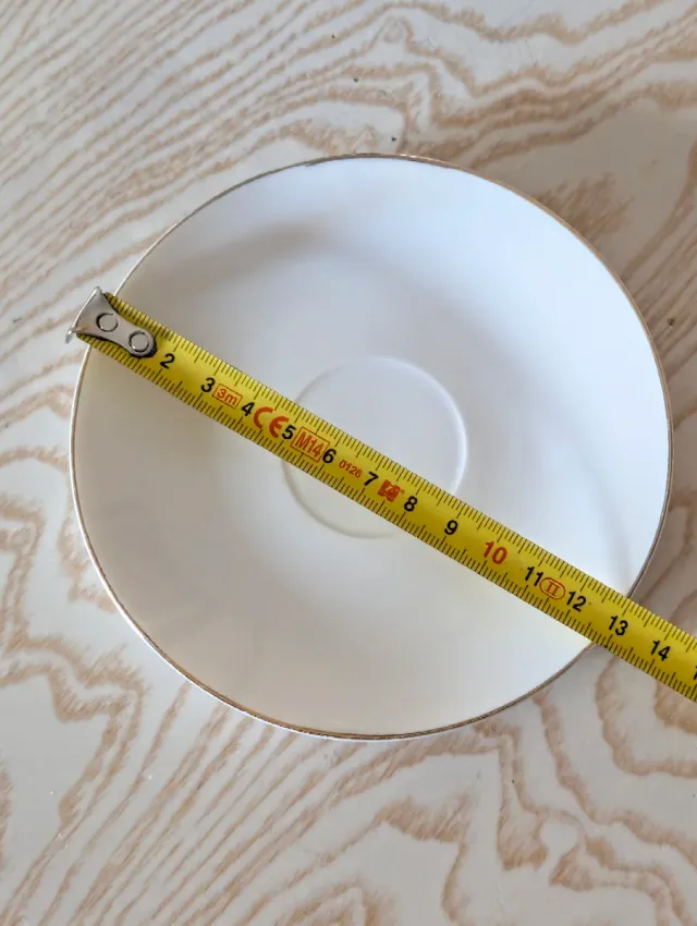 Tazas de café de porcelana con borde dorado.