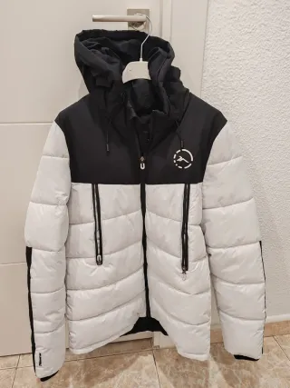 Chaqueta con capucha blanca y negra