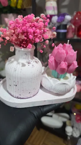 Figura perro yeso blanco lazo rojo