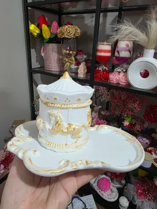 Figura perro yeso blanco lazo rojo