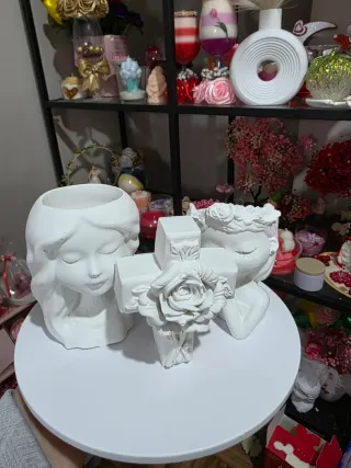 Figura perro yeso blanco lazo rojo