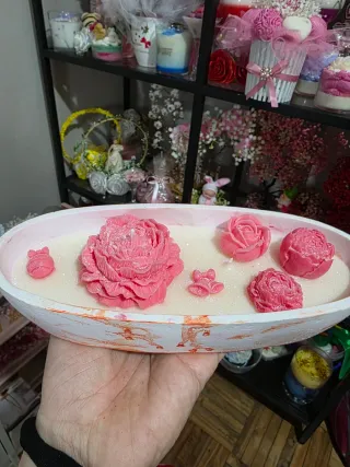 Figura perro yeso blanco lazo rojo